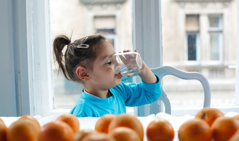 A qué edad es recomendable cambiar de biberón a vaso de aprendizaje